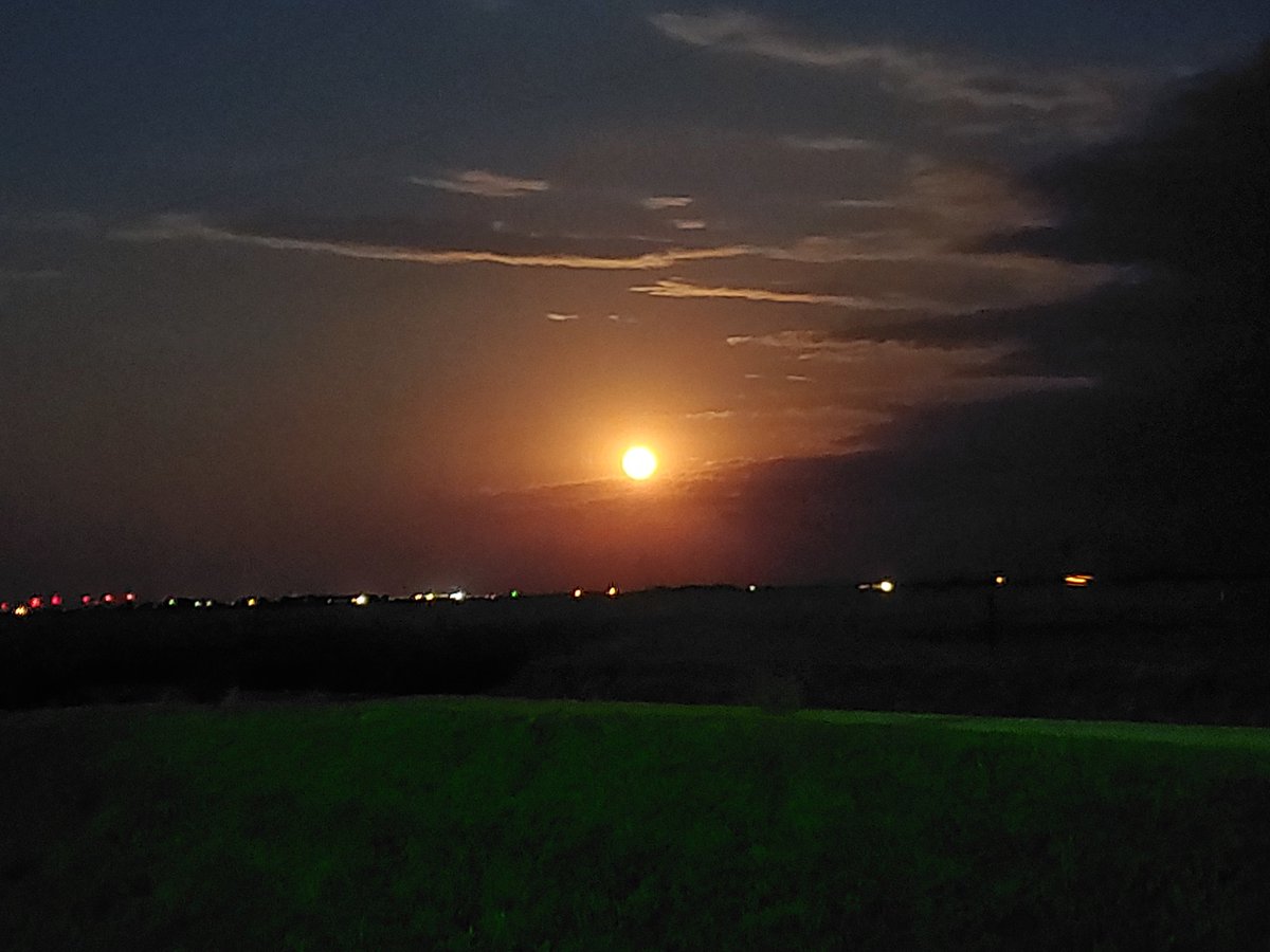 bulldawg3155's tweet photo. One of the many joys of our new house are the wide open spaces. Sun rises, sunsets, and tonight was an impressive full moon. #countrylife #WestTexas #SeeForMiles https://t.co/fhdJXsyPXC