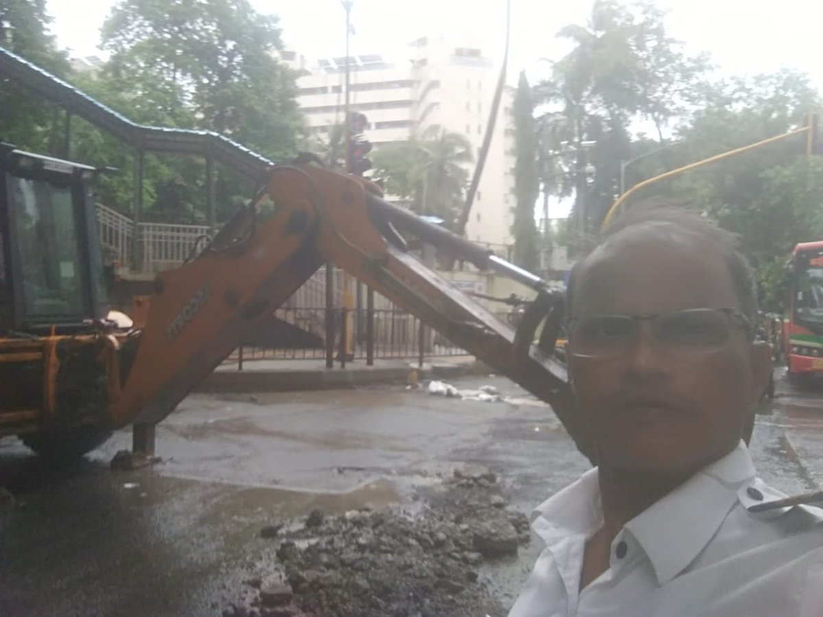 AndheriLOCA's tweet photo. Due to heavy traffic jam &amp; inconvenience to commuters
Thanks to Potholes
DN Nagar Traffic Div
Got JCB @ Indian oil junction
&amp; RTO junction &amp; filled up potholes to smoothen the flow

@mumbaitraffic
@ArjanTalkin
@jkd18
@ranjjatwork
@mohankapur
@chin80
@VikasKalantri
@Laxmantweetsss https://t.co/7caHZrn7gF
