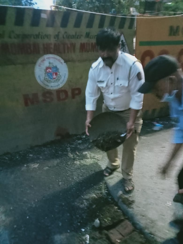 AndheriLOCA's tweet photo. Due to heavy traffic jam &amp; inconvenience to commuters
Thanks to Potholes
DN Nagar Traffic Div
Got JCB @ Indian oil junction
&amp; RTO junction &amp; filled up potholes to smoothen the flow

@mumbaitraffic
@ArjanTalkin
@jkd18
@ranjjatwork
@mohankapur
@chin80
@VikasKalantri
@Laxmantweetsss https://t.co/7caHZrn7gF