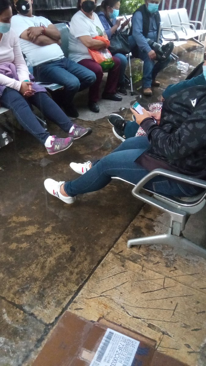LUNAJERA3's tweet photo. @ISSSTE_mx  llegue a las 4 pm, siendo las 9:58 pm apenas estoy siendo atendida, se inundó el espacio de urgencias de la clínica Fernando Quiroz, no atendieron a nadie por 3 horas, y todos abandonados en un patio con lluvia intensa por horas, dicen que no tienen doctores. https://t.co/m6nqjKpVMt