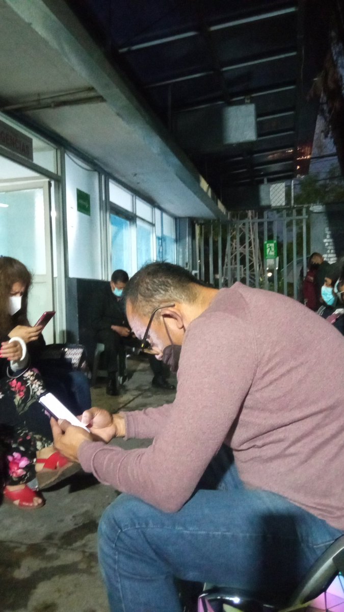 LUNAJERA3's tweet photo. @ISSSTE_mx  llegue a las 4 pm, siendo las 9:58 pm apenas estoy siendo atendida, se inundó el espacio de urgencias de la clínica Fernando Quiroz, no atendieron a nadie por 3 horas, y todos abandonados en un patio con lluvia intensa por horas, dicen que no tienen doctores. https://t.co/m6nqjKpVMt