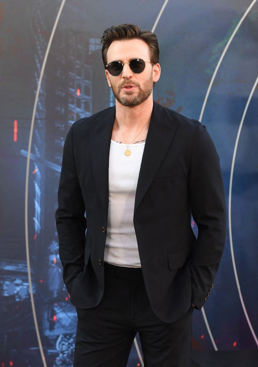 stevrogersfiles's tweet photo. chris evans being an epitome of perfection once again https://t.co/2W5Lxrx59W