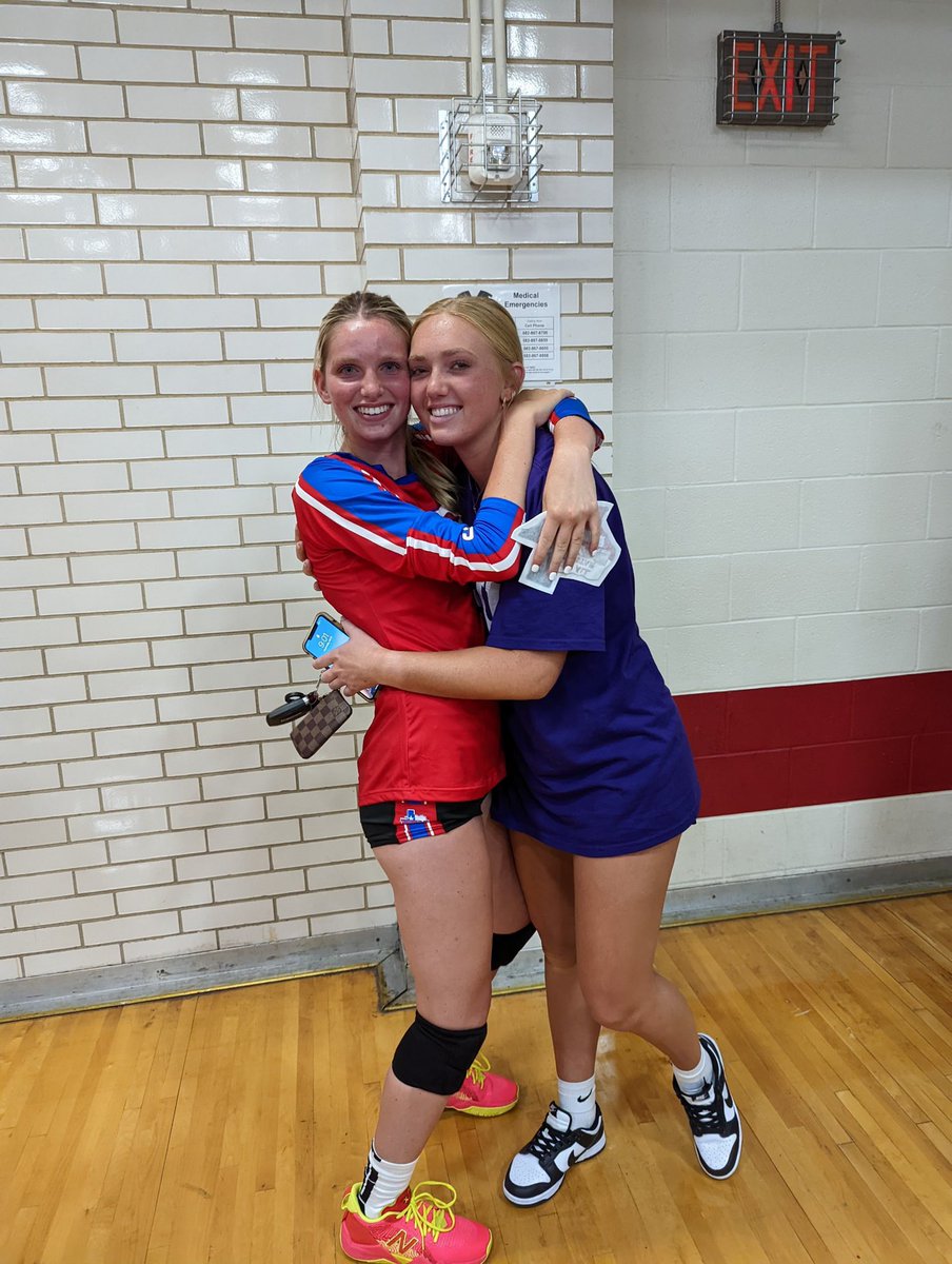 LadyViperVB's tweet photo. Alumni support is the best 🖤
TCU Volleyball player and Vandy graduate @RileyWeigelt showing some love to @MattoxEllie 
#onceaviper #alwaysaviper https://t.co/KFHeAg29JV