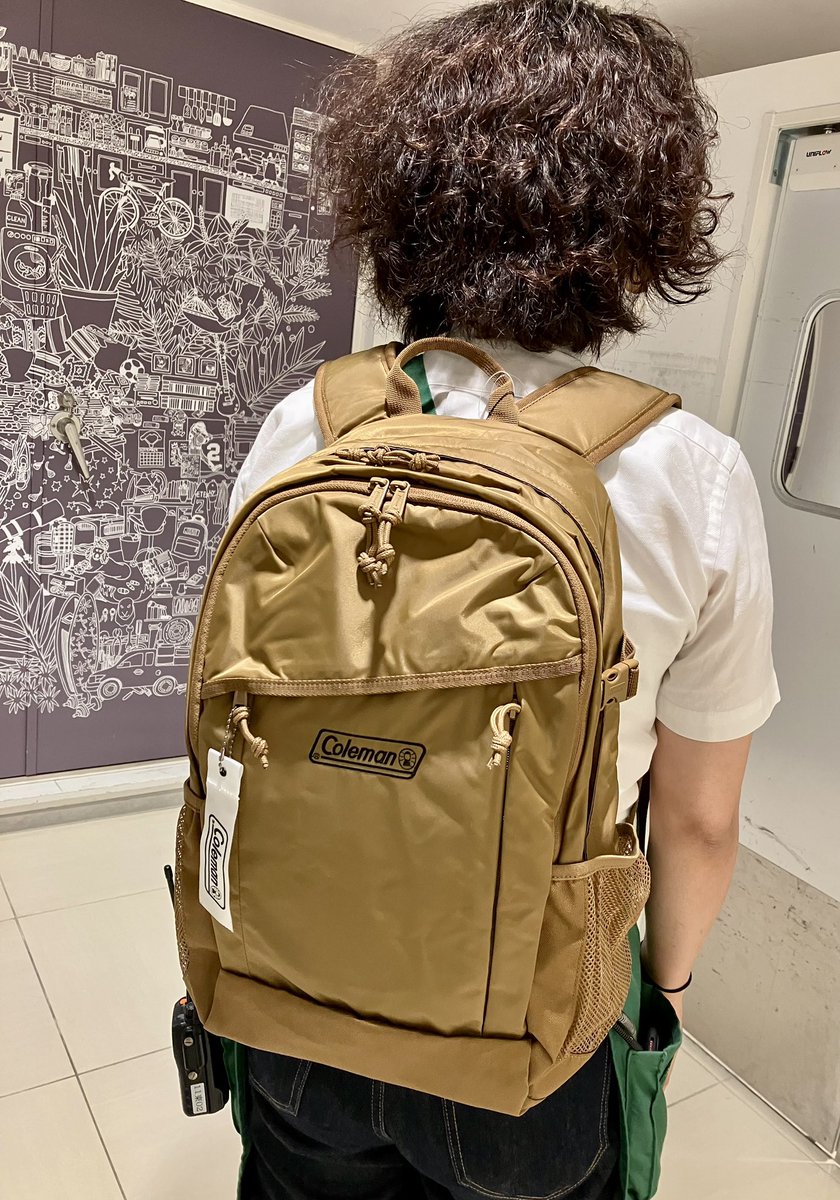 Hands_Umeda's tweet photo. 「Colemanコールマン」の人気シリーズ『ウォーカー』新色~コヨーテが入荷しました✨
普段でもアウトドアのシーンでもおすすめしたいお洒落カラーです🌈新色を取り入れるならgood priceのColemanから☺️はいかがでしょう? 5280円税込~ #コールマン #Coleman #コヨーテ #新色 #15L #25L #33L
(11Fなか) https://t.co/nRViZwjDLO