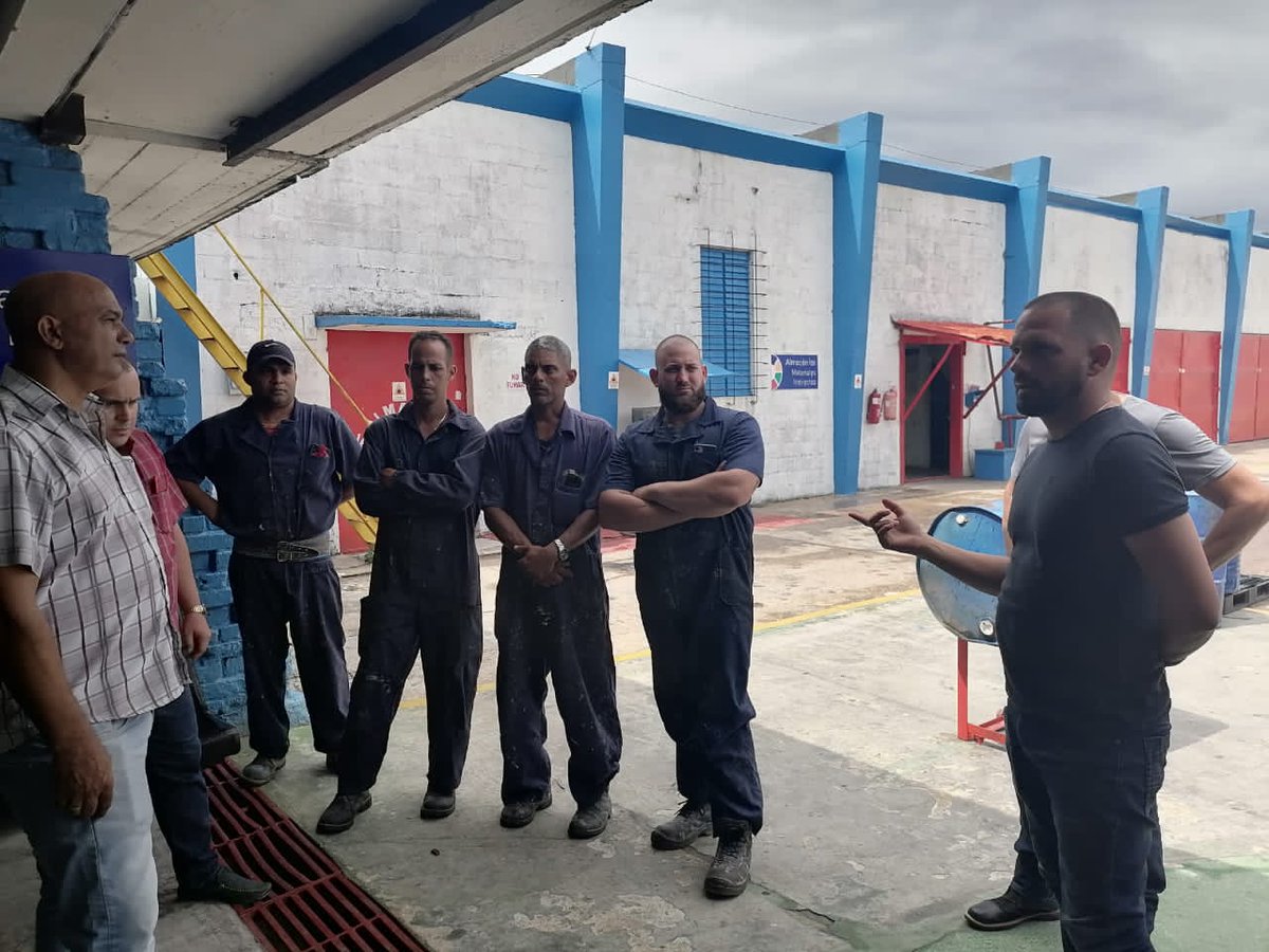asilveriov's tweet photo. #Cuba #CubaViveYTrabaja #CCPCCMayabeque  Excelente encuentro con trabajadores, cuadros y militantes UEB Pinturas Vitral, buscándolo alternativas productivas, ante la contingencia energética, resultados satisfactorios.  #VamosConTodo #CubaPorLaPaz @PartidoPCC https://t.co/gOwuO6du7B