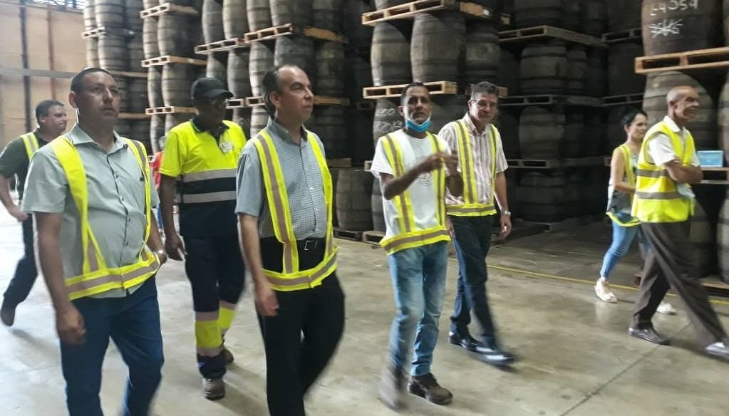 RPolancoF's tweet photo. En visita de #CCPCCMayabeque recorrimos Ronera San José, perteneciente a Empresa mixta Havana Club Internacional S.A.

Destacado colectivo que preserva y promueve la tradición de #Cuba en la producción y exportación de rones de reconocida calidad. https://t.co/d64RRAD3RQ