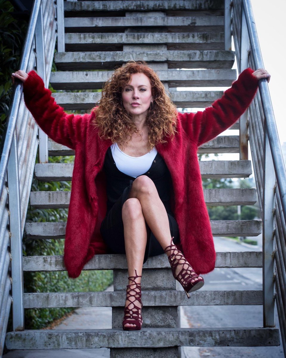 Susana_Lozano's tweet photo. “Existe un tono de rojo para cada mujer.”
#audreyhepburn
.
💋🌹🍒
.
#LadyinRed #red #rojo #readysetglow #redhair #redshoes #redcoat #smiling #whenindoubtwearred #susanalozano
-
📸 @FotoLorenaGtz #photoshoot #photography #photographer #picoftheday #cdmx https://t.co/NyqcbFfFyB