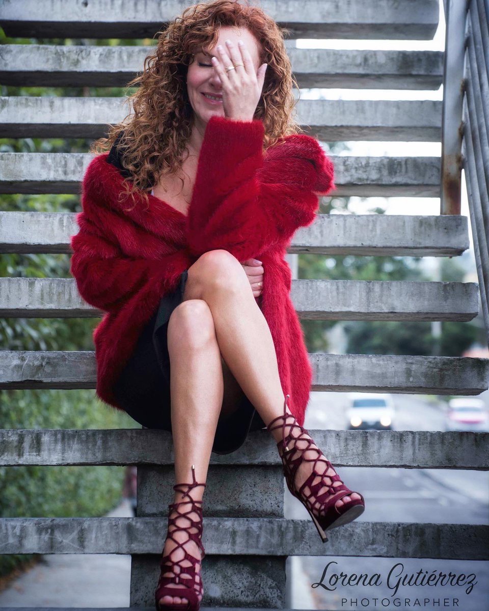 Susana_Lozano's tweet photo. “Existe un tono de rojo para cada mujer.”
#audreyhepburn
.
💋🌹🍒
.
#LadyinRed #red #rojo #readysetglow #redhair #redshoes #redcoat #smiling #whenindoubtwearred #susanalozano
-
📸 @FotoLorenaGtz #photoshoot #photography #photographer #picoftheday #cdmx https://t.co/NyqcbFfFyB