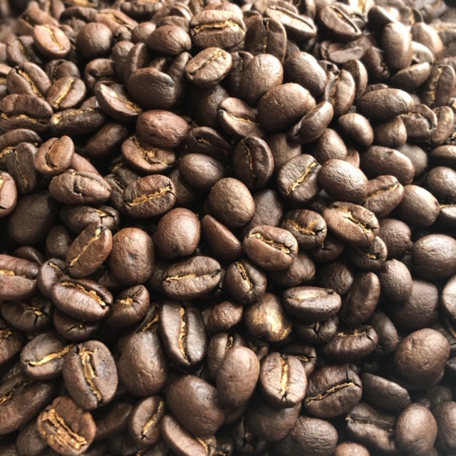 rumorscoffee's tweet photo. こんにちは😃
ルマーズコーヒー営業中です。本日お勧めコーヒー豆は、芳醇な香りと爽やかで後味すっきりな酸味の"グァテマラ　アゾティア農園"です。リキッドアイスコーヒーの残りが僅かになってまいりました。ご予約も承っております。是非ご賞味下さい。 https://t.co/SfXWeXEa3N