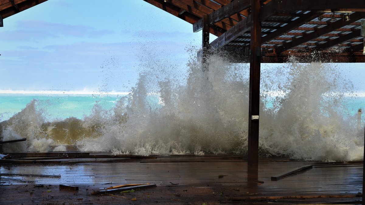 CINewsOnline's tweet photo. SEVERE WEATHER: @cookislandmets have advised that King tides are expected to continue for the next 24 hours, with tides continuing to batter the south side of Rarotonga causing businesses to close and people to evacuate their homes and accommodations.

https://t.co/iNN8iUDvhk https://t.co/SfoP4OesmC