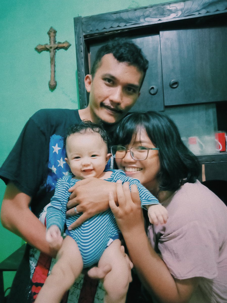 devi_sunday92's tweet photo. Lama gk kelihatan, fokus ke printilan pernikahan, aku fokus kehamilan pertama☺️sekarang aku sudah punya anak yang cantik ❤️yang dulunya pas pacaran hobi nya nongkrong, habisin duit 🤣 sekarang nongkrong bawa anak habisin duit buat perlengkapan anak, wajib bermerk dan bukan asal☺️ https://t.co/AWUF4Y0iEE