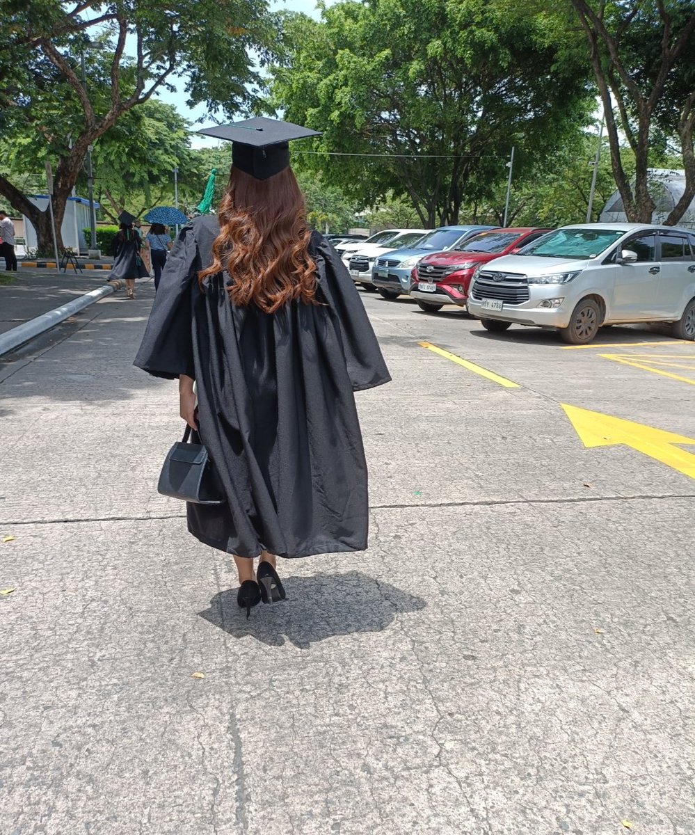 Longabelae's tweet image. Just graduated! #HelloRealWorld!