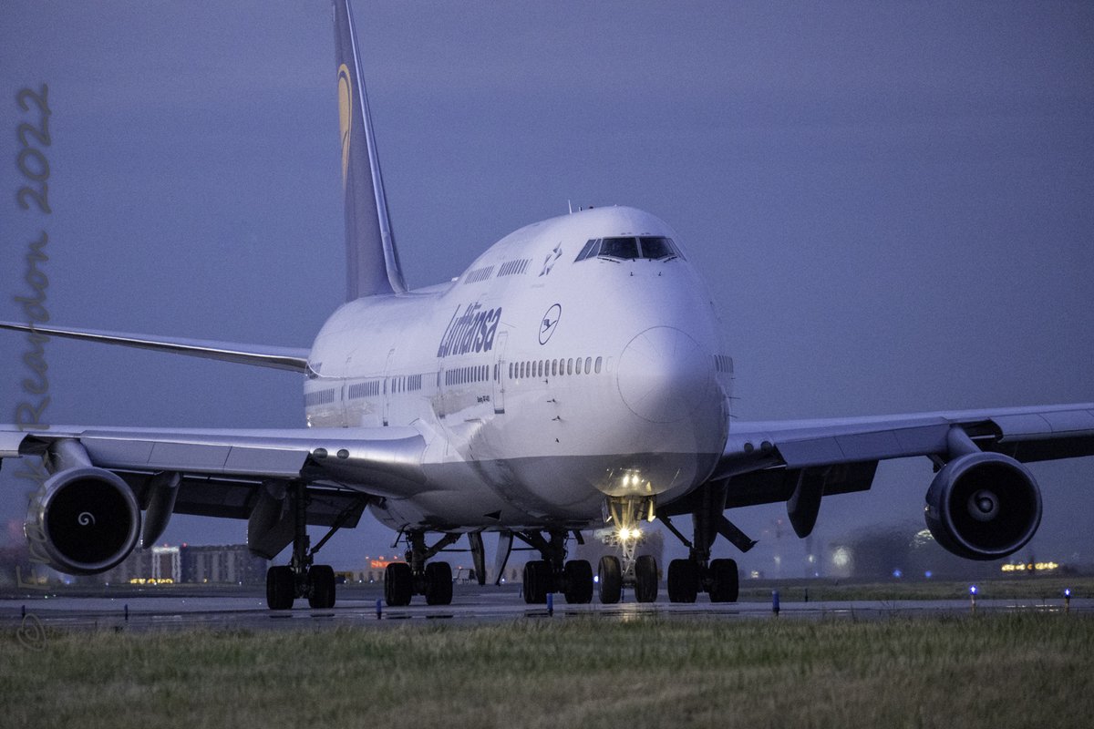 FrankReardon1's tweet photo. "Queen of the Skies" Finally got to see this classic 1998 Boeing 747-400 #744 #DABVU by @Lufthansa at @TorontoPearson #YYZ on JUL.13.2022 from Germany 🇩🇪 #YYZSpotters #FranksVacation2022 https://t.co/3uLHwgEjxM
