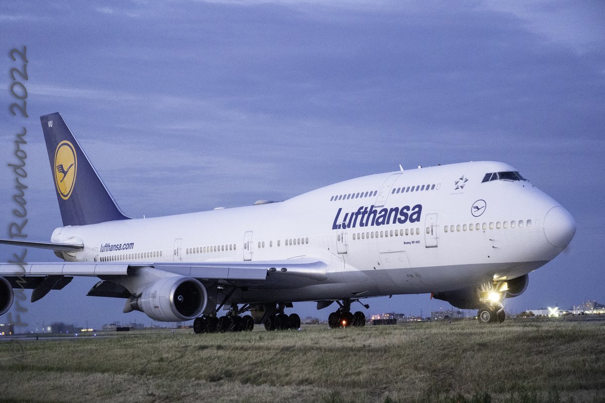 FrankReardon1's tweet photo. "Queen of the Skies" Finally got to see this classic 1998 Boeing 747-400 #744 #DABVU by @Lufthansa at @TorontoPearson #YYZ on JUL.13.2022 from Germany 🇩🇪 #YYZSpotters #FranksVacation2022 https://t.co/3uLHwgEjxM