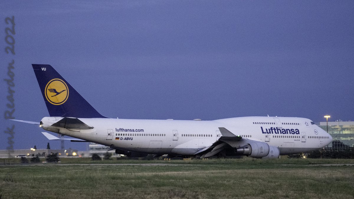 FrankReardon1's tweet photo. "Queen of the Skies" Finally got to see this classic 1998 Boeing 747-400 #744 #DABVU by @Lufthansa at @TorontoPearson #YYZ on JUL.13.2022 from Germany 🇩🇪 #YYZSpotters #FranksVacation2022 https://t.co/3uLHwgEjxM