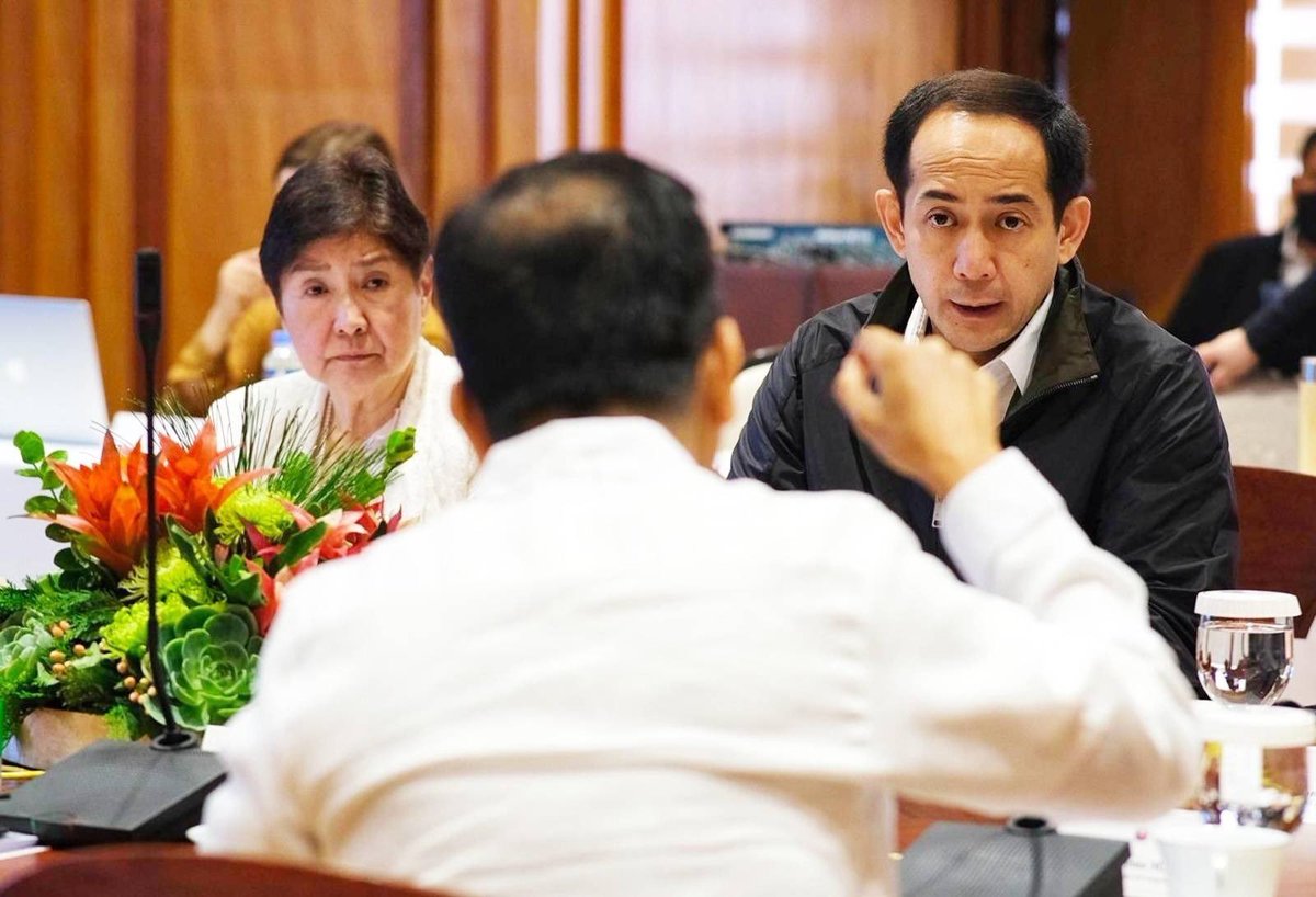 bongbongmarcos's tweet photo. Sa ating pagpupulong kasama si NEDA Director-General Arsenio Balisacan, tinalakay kung paano mapapabilis ang pag-imprenta at distribusyon ng National ID cards upang magamit na ng ating mga kababayan simula sa unang bahagi ng taong 2023. https://t.co/KoWwxvXHQg