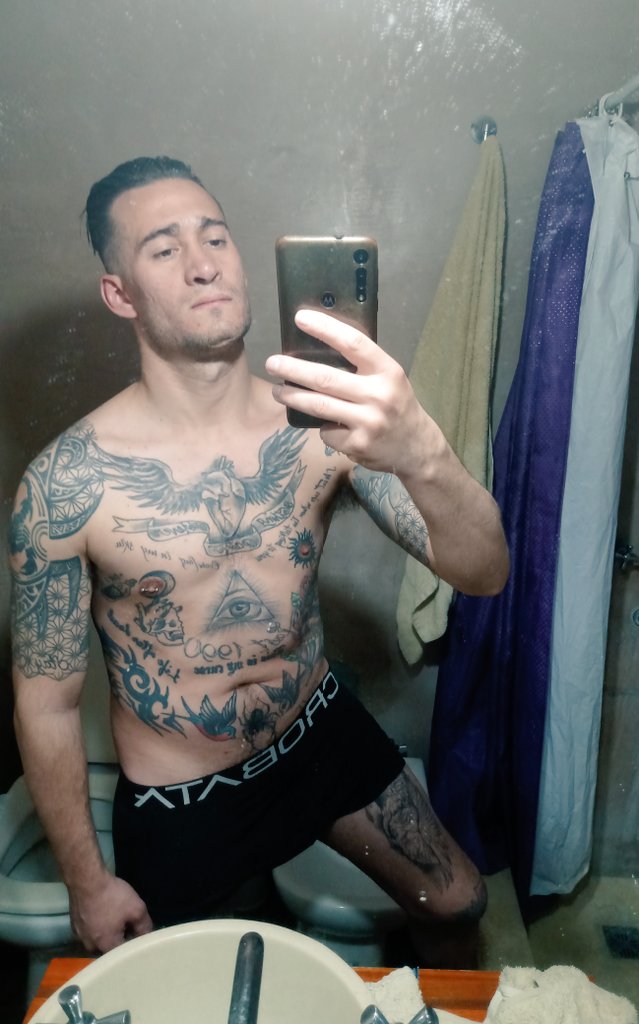 Nicolas28319683's tweet photo. Siento q ya no tengo estilo después de cortarme el pelo..pero aún así trato de verme bien.. necesito mimos.. ropa nueva y tatuajes..muchoooos más tatuajes..este año vuelvo a escracharme(? https://t.co/EFjCr2OMmr