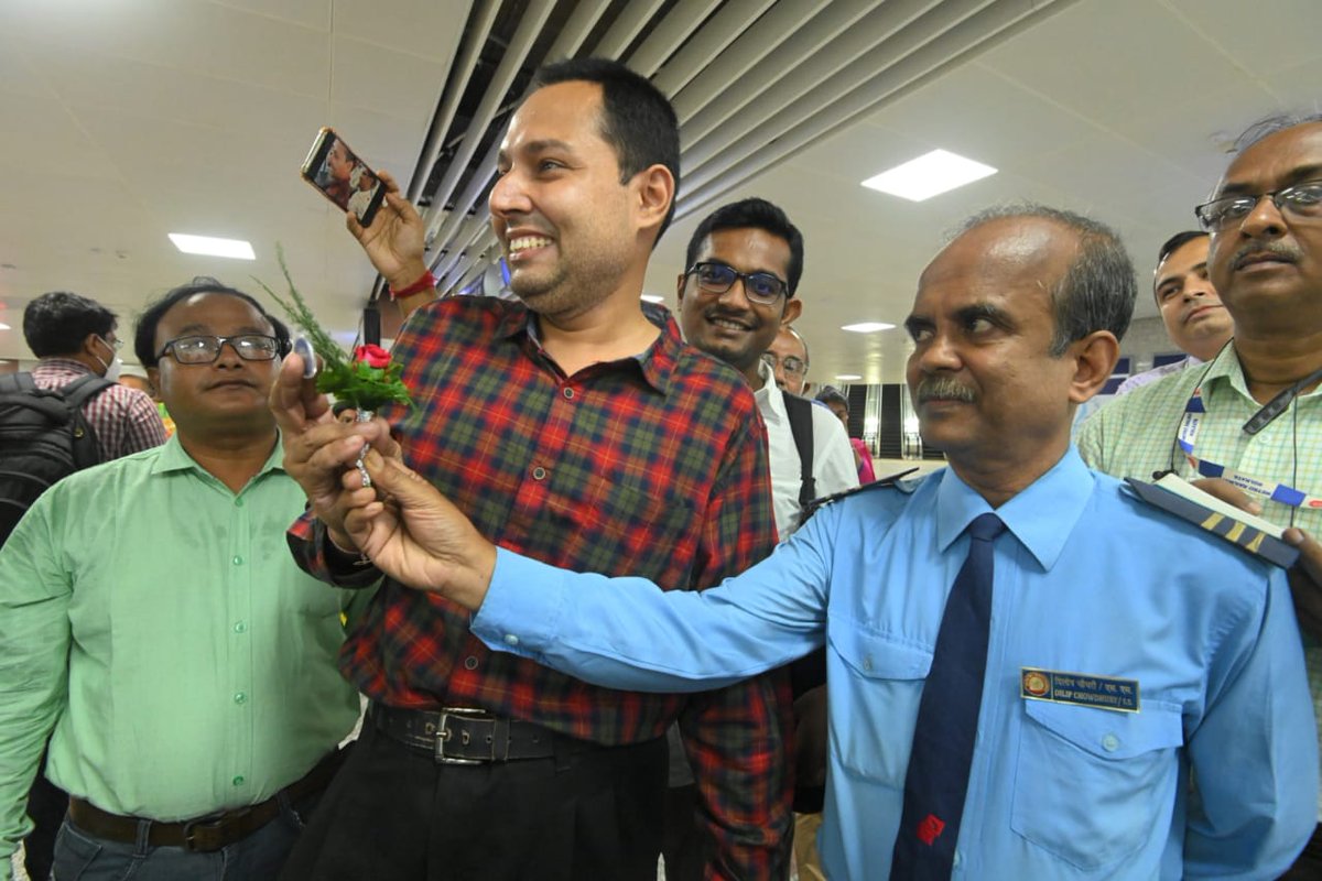 metrorailwaykol's tweet photo. Commuters of the first Metro from #Sealdah being welcomed with roses by Metro staff this morning. https://t.co/OXuAClahD7