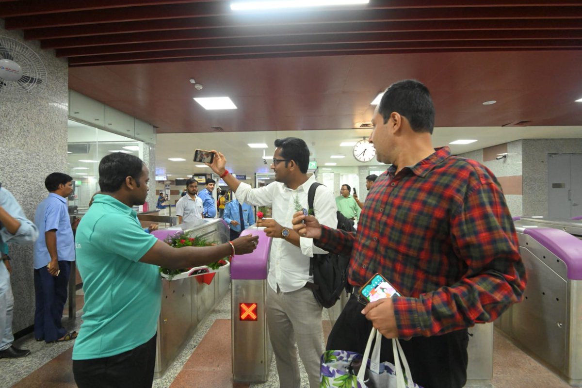 metrorailwaykol's tweet photo. Commuters of the first Metro from #Sealdah being welcomed with roses by Metro staff this morning. https://t.co/OXuAClahD7