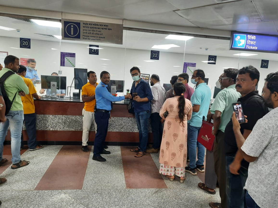 metrorailwaykol's tweet photo. Commuters of the first Metro from #Sealdah being welcomed with roses by Metro staff this morning. https://t.co/OXuAClahD7