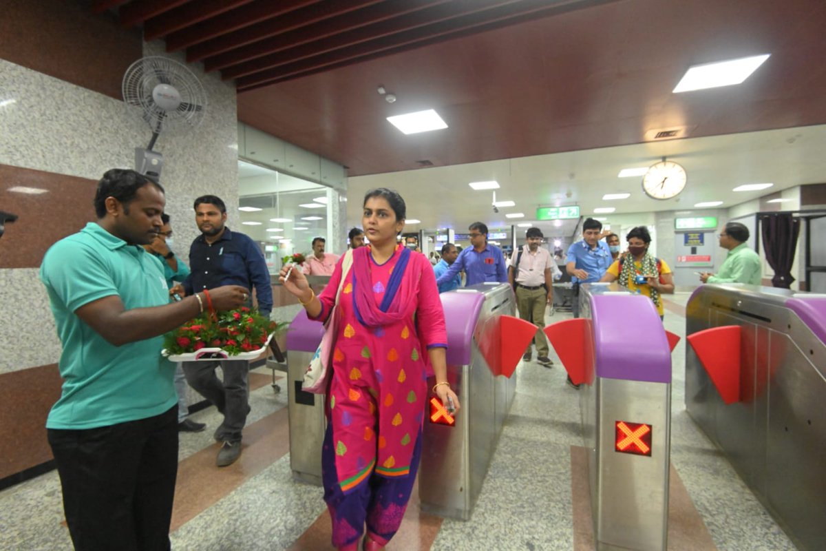 metrorailwaykol's tweet photo. Commuters of the first Metro from #Sealdah being welcomed with roses by Metro staff this morning. https://t.co/OXuAClahD7