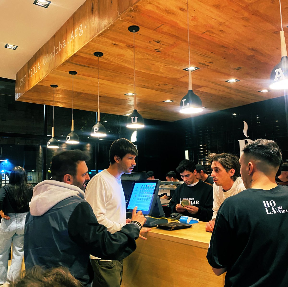 EmilioAguilo's tweet photo. hoy este amigo mío aventurero inauguró una pizzería en Mendoza, 
Digo aventureros porque hacen y arriesgan a pesar del contexto actual y aplaudo esto!
Si tenés un amigo que se anima, cómprale lo que venda, contratale el servicio que presta o lo que sea y págaselo bien, bancalo! https://t.co/D1Rv19DSim