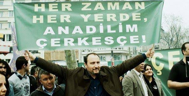 KINAMA MESAJI..
Kayseri'de toplu taşıma aracında (belediye otobüsü) annesi ile telefonda anadilinde (Çerkesçe) konuştuğu için bir gencimize, kin ve nefret kusarak sözlü tacizde bulunan ırkçı faşisti şiddetle kınıyoruz. Konu hakkındaki gelişmeleri ve süreci yakından takip edeceğiz