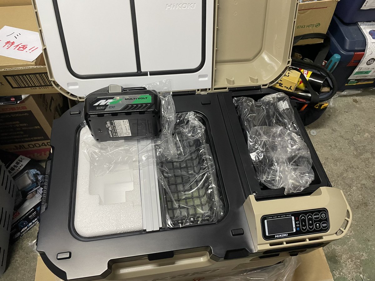 sakagamikanamon's tweet photo. 緊急入荷ー
限定1台のみー。
暑い夏、寒い冬の現場と遊びの必需品!
コードレス保冷温庫
HIKOKI UL18DC WMB
8.0Ahバッテリ付
新色サンドベージュ!
おはやめに〜
#保冷温庫 #HIKOKI #UL18 #マルチボルト #UL18DC #ベージュ https://t.co/VHVGMuLUAH