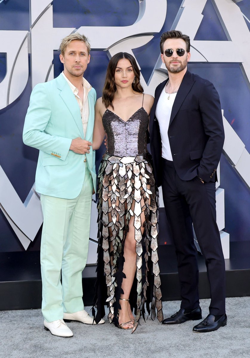 FantaCinema's tweet photo. #AnadeArmas - Premiere Of #Netflix’s #TheGrayMan 
👋👉https://t.co/yT3UU0m0qE https://t.co/dD231yoCWd