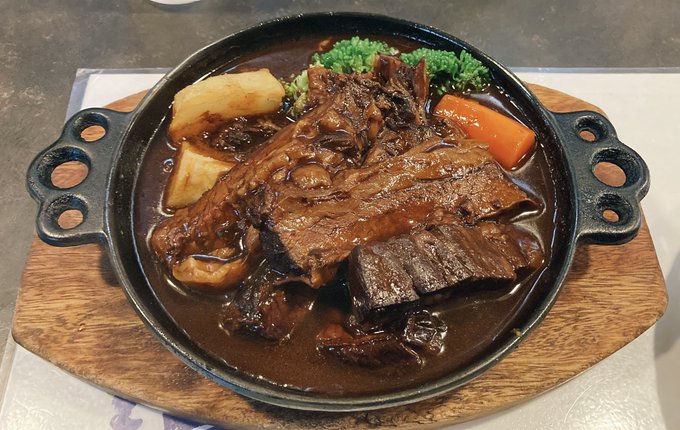 ビフシチュ美味しい…食べられて良かった。泣いています。肉がてゅるんてゅるん。歯がいらない。私が赤ちゃんでも食べられる。トーストもふわふわでバターしみしみで美味しい…。アリガト。ウレシ。 