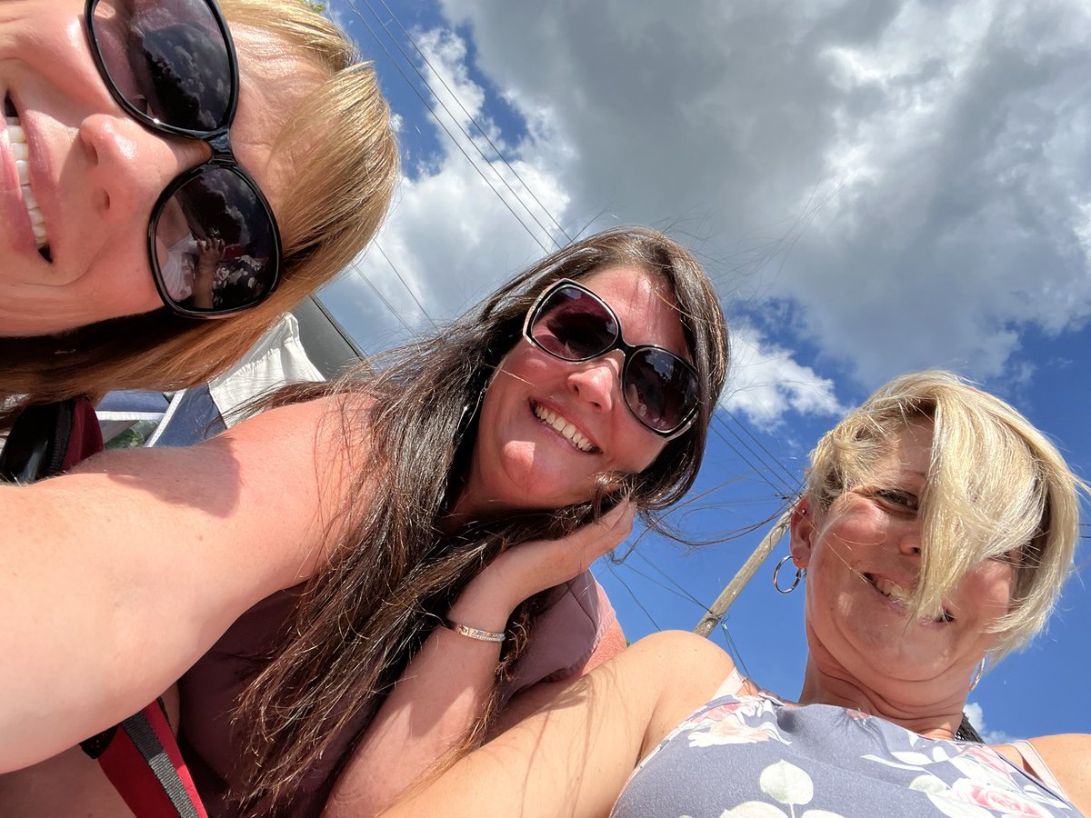 sra_hongell's tweet photo. Second fun thing of the summer… First summer bash! #Friends #rejuvenate #relax #WorkAndLifeBalance #IStillWorkInTheSummer https://t.co/b5lpieJX3b