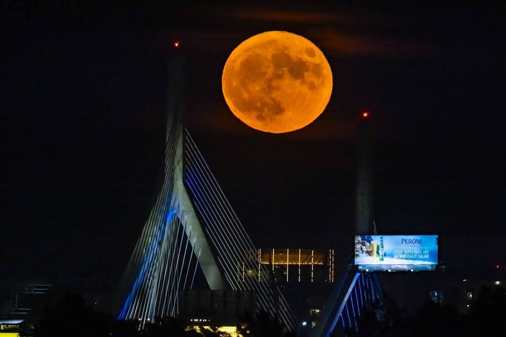 It’s up, it’s good! Field goal! Super Buck Moon rising behind the Zakim Bridge. instagr.am/p/Cf-jEPpMfqx/