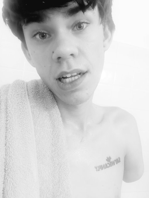 1 pic. Freshly showered cum show me a good time daddy <3 #amputee #amputeelife
#amputeefetish
#amputeebeauty