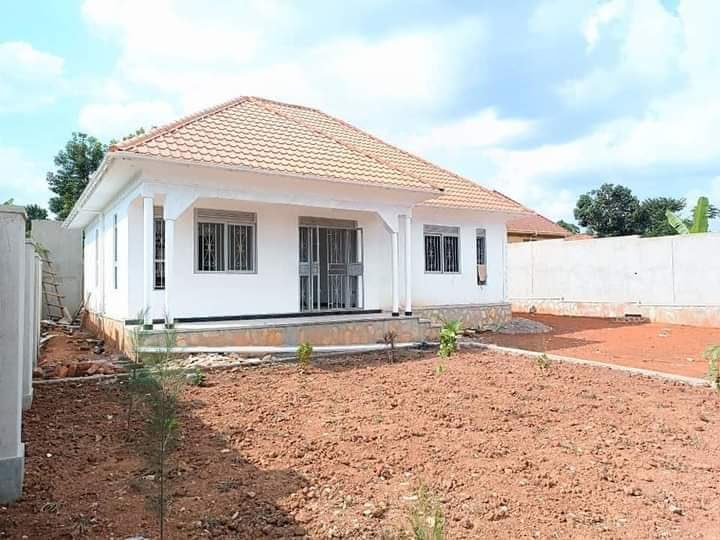 denismilesjr's tweet photo. House For Sale 🔥 in #Namugongo #Kiwango has #3bedrooms  #2bathrooms selling at #180M with ample parking space Seated on #12decimals, located in the well organized neighborhood, https://t.co/p3C0pcNt6E