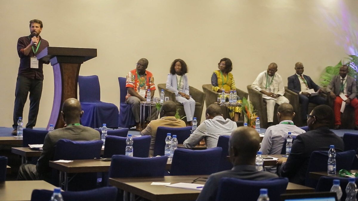 FAOAfriqueCent's tweet photo. 📷 Retour en images sur quelques temps forts ayant marqué l'événement parallèle de la @FAO sur le #SW4SW🌳durant le #RDP19 au #Gabon.
👉https://t.co/qz41DB8oKA
@cbfp_pfbc @FAOForestry @ForetmerGOUVGA https://t.co/waaRNYTGh9