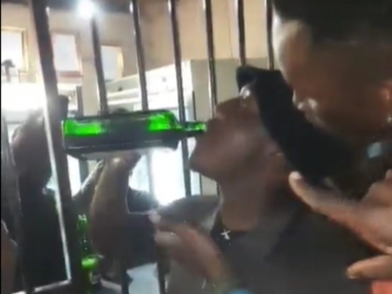 Pre8Daniel's tweet photo. Este martes en #Sudáfrica falleció un hombre luego de que bebiera una botella completa de licor #Jagermeister en solo dos minutos como parte de un concurso con la finalidad de ganar 10 dólares. https://t.co/6KSaY9HSGk