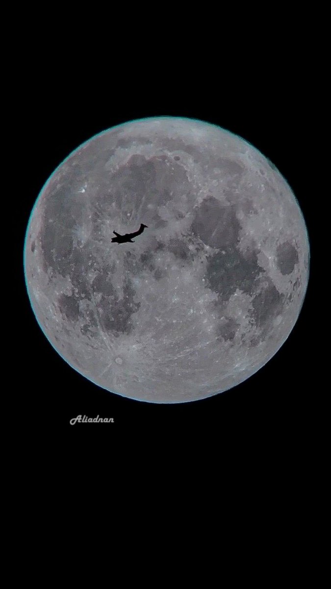 تصويري للقمر العملاق(super moon) مع مرور طائرات من امام القمر ليلة امس من بغداد.