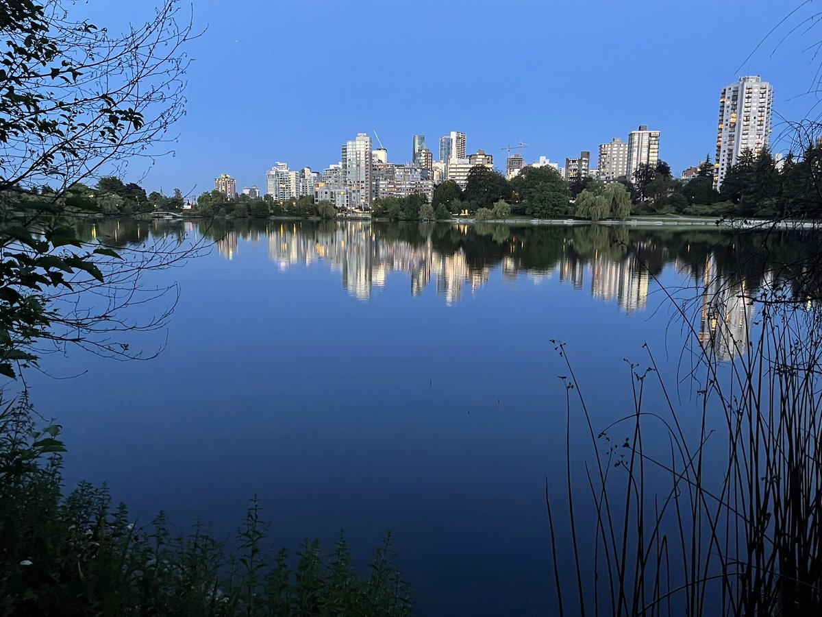 MarksGonePublic's tweet photo. The sky and water same blue on our walk back to the car. #LostLagoon #Dusk #StanleyPark #Iphone12max https://t.co/m5SpQSYk9C