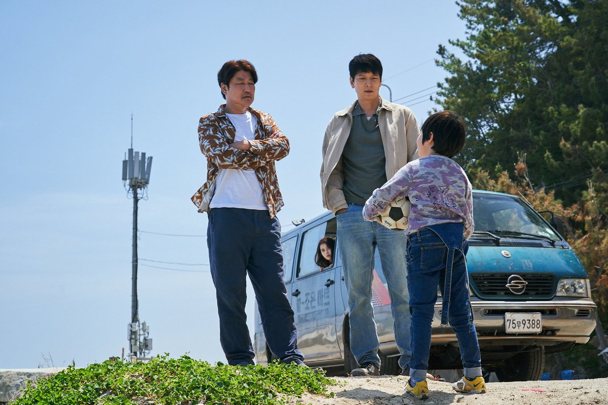 babybroker_jp's tweet photo. 𝘾𝙊𝙈𝙈𝙀𝙉𝙏✍🏻
￣￣￣￣￣￣￣
この旅が許されないものであることを忘れたくて、
劇場に響く軽快な音楽や
愛おしいオンボロの車に
必死に身を寄せた2時間でした。

#森七菜 さん（俳優）

#ベイビーブローカー https://t.co/Sn0tEszmyU