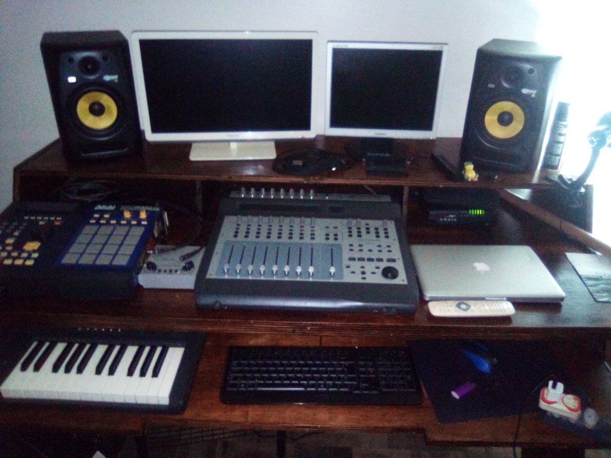 Djallmatic's tweet photo. Spaceship nativa ..Estúdio de gravação, mixagem e masterizaçao 
Aulas de produção de Beats
e discotecagem com vinil
Interessados entrem em contato no DM📩 https://t.co/77pd45wKTF