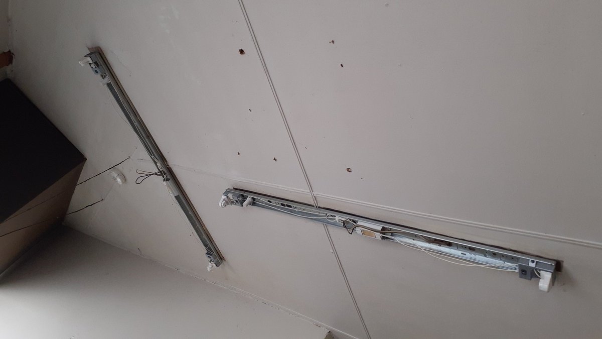 Ishibashidk's tweet image. 天井直付け40ワット蛍光管一本の照明器具の蛍光管交換を依頼されましたが「#蛍光管製造は完了」しています😨😨

ご提案し「#LED化」、、

器具のベースと「#LEDバー」(発光部分)の二分割された照明器具に交換させていただきました。
#栃木市 #電気屋 #照明器具
#LED