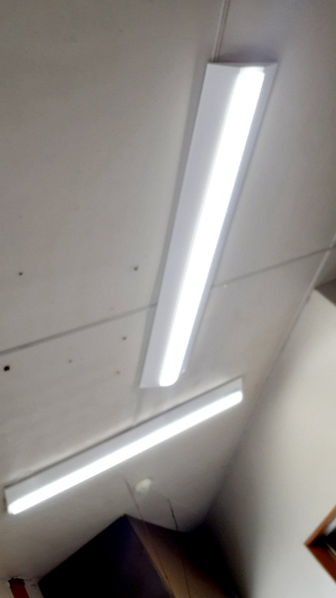 Ishibashidk's tweet image. 天井直付け40ワット蛍光管一本の照明器具の蛍光管交換を依頼されましたが「#蛍光管製造は完了」しています😨😨

ご提案し「#LED化」、、

器具のベースと「#LEDバー」(発光部分)の二分割された照明器具に交換させていただきました。
#栃木市 #電気屋 #照明器具
#LED