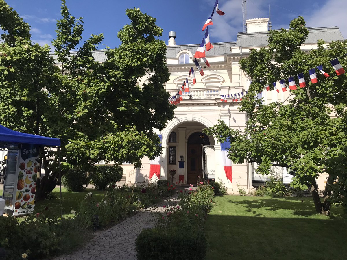 laurenceauer's tweet photo. À #Bucarest nous sommes prêts! Pour accueillir la Ministre @CZacharopoulou le député @fpetitAN les autorités roumaines, les acteurs de la coopération franco-roumaine et nos compatriotes #amitie 🇫🇷 🇷🇴 https://t.co/R3TrpOzk2l