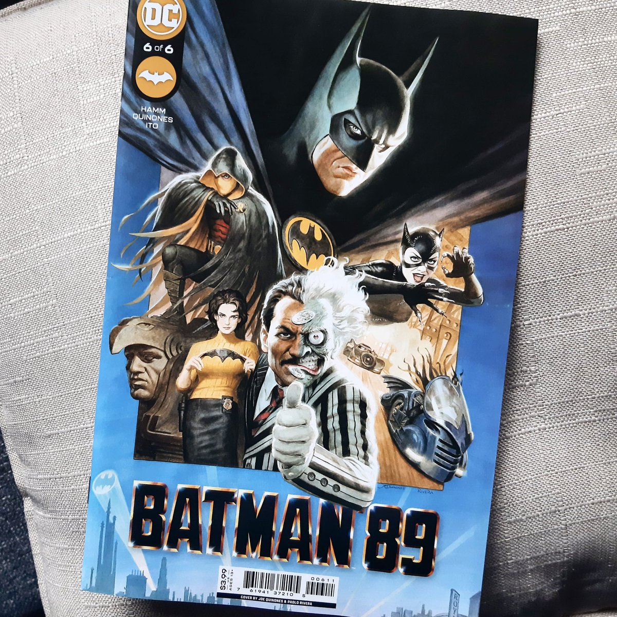 EmjayMj2's tweet photo. Really enjoyed this. Would gladly read more #Batman89, FWIW, @DCComics. 👏🏻👏🏻 #Batman #Catwoman #TwoFace #Robin #TimBurton #SamHamm #JoeQuinones #PaoloRivera #DCComics #DC #BarbaraGordon #MichaelKeaton #MichellePfeiffer #BillyDeeWilliams #Batmobile #Gotham 🖤💛 https://t.co/orjXKIsjfI