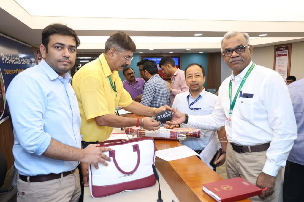CeodelhiOffice's tweet photo. Presidential Election 2022: Collecting Ballot Box, Ballot Paper & Poll materials for NCT of Delhi and storing safely in the Strong Room at Delhi Legislative Assembly.
@CeodelhiOffice
@ECISVEEP
@SpokespersonECI #presendentialelection2022 https://t.co/4ny9pBfe26