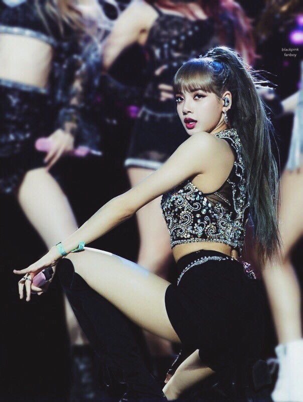 fanboylizlalisa's tweet photo. THE GIRL WITH BANGS https://t.co/QICQ69nRc9