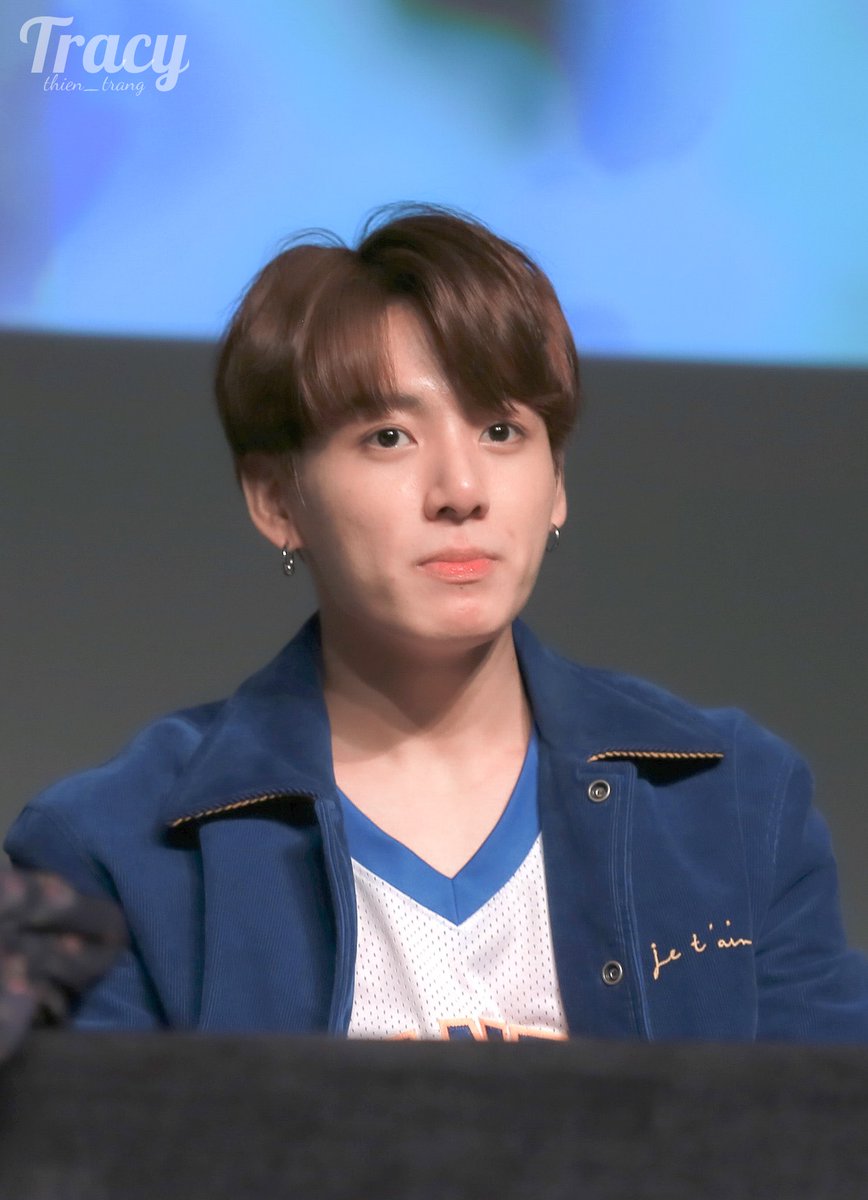 TracyThienTrang's tweet photo. Giờ lên fansign tối lại lên on stage nè 🫶🏻
#BTS #JK https://t.co/ZBBSOKqLE2