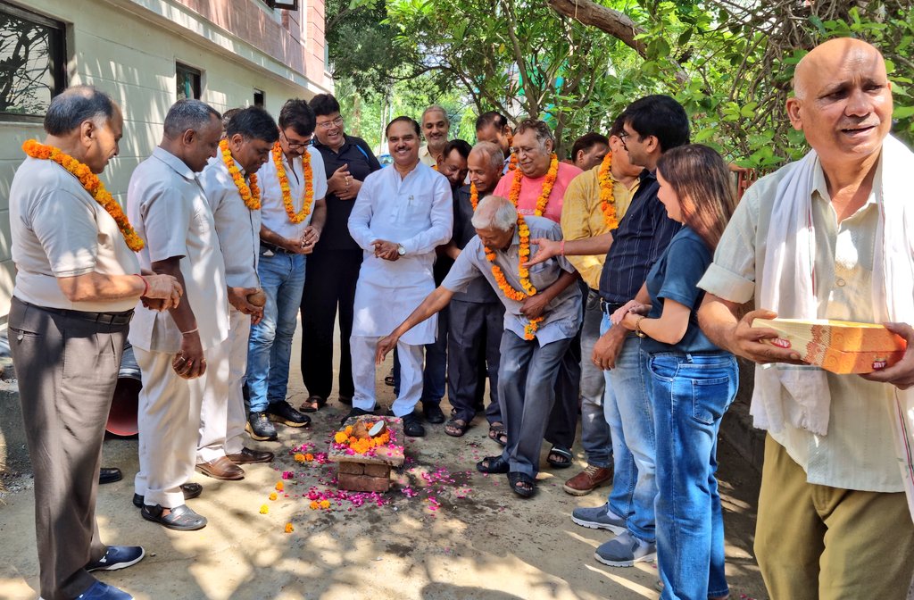 JSTomarAAP's tweet photo. दिल्ली जल बोर्ड द्वारा त्रिनगर विधानसभा क्षेत्र में कोहाट वार्ड के कपिल विहार में 40 साल पहले डाली गई पुरानी सीवर लाईनों को बदलवाने के कार्य का शुभारंभ सोसाइटी के पदाधिकारियों एवं स्थानीय लोगों द्वारा नारियल तुड़वा कर करवाया। https://t.co/aMTigIYkVt