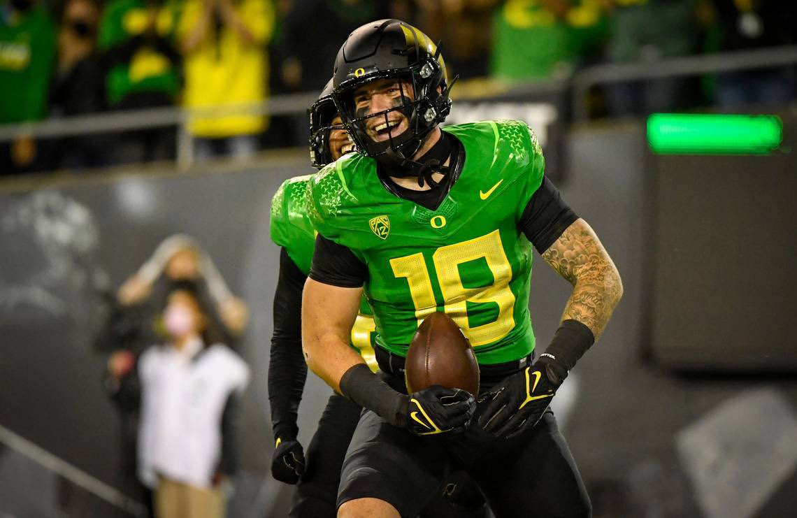 SacBee_JoeD's tweet photo. Who didn’t move this guy’s spirit &amp; big-play ability? Tragic loss for Oregon &amp; his Sacramento home base. 
How ⁦Spencer rose from a broken past to live out dreams…
⁦@CoachTTMP⁩ ⁦⁦@CoachMorla⁩ ⁦@CalHiSports⁩ ⁦@SacMaxPreps⁩
https://t.co/r1hhS0F4bR https://t.co/4CBWNpuRNl