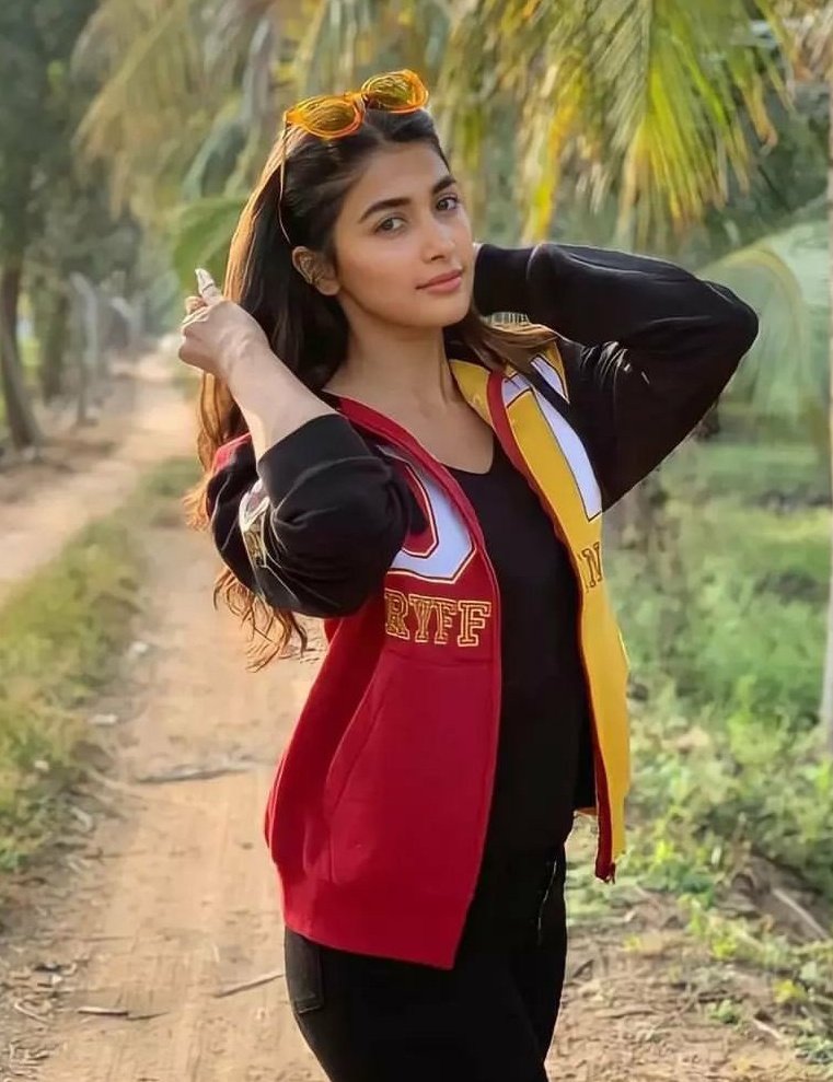PoojaHegdeTFC's tweet photo. Throwback! Cutey #PoojaHegde https://t.co/8nS6YUGs5j